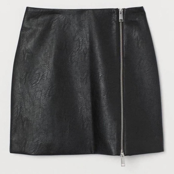 H&M divided faux leather mini skirt with 2 way front zipper, size 0 - Picture 1 of 5